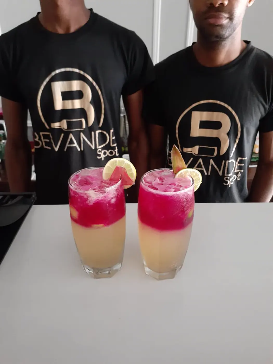 Bartenders com cocktails de fruta